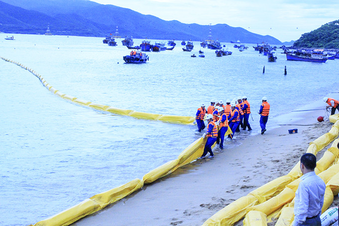 Một buổi diễn tập ứng phó sự cố tràn dầu trên vịnh Nha Trang.