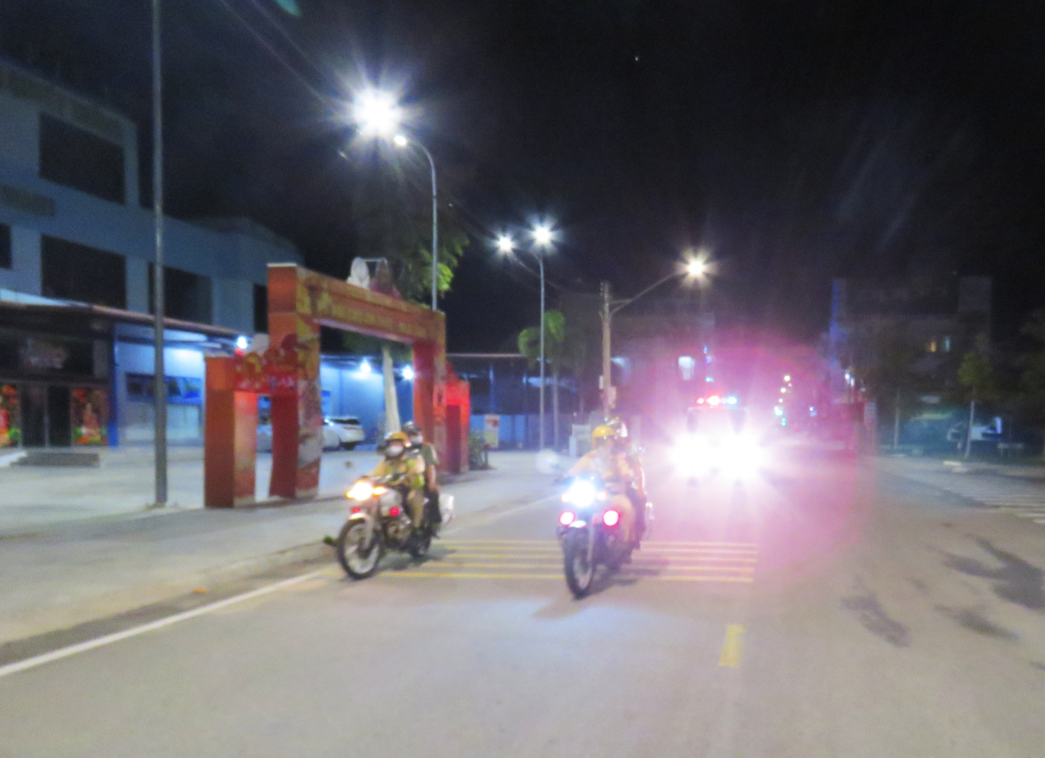 Tổ công tác cánh nam tuần tra trên đường Lê Hồng Phong (thị trấn Vạn Giã)