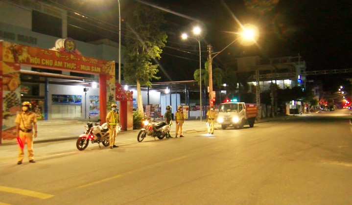 Việc tăng cường tuần tra đêm của Công an huyện Vạn Ninh nhằm bảo đảm an ninh trật tự trong thời gian thực hiện giãn cách xã hội theo Chỉ thị 16