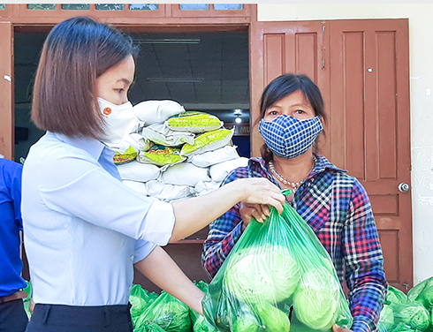 Hội Nông dân Khánh Hòa trao 70 suất quà cho người dân khó khăn