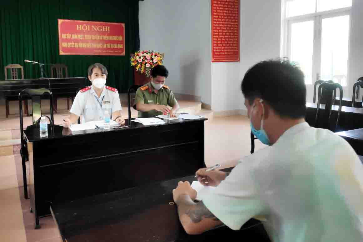 Đại diện cơ quan chức năng làm việc với người đăng thông tin xúc phạm lực lượng làm nhiệm vụ phòng, chống dịch Covid-19 ở thị xã Ninh Hòa. 