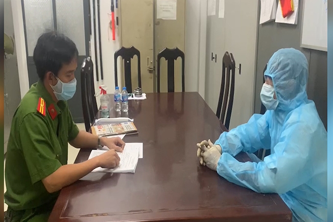 VIDEO: Xử lý đối tượng múa rựa trước mặt tổ truy vết dịch Covid-19