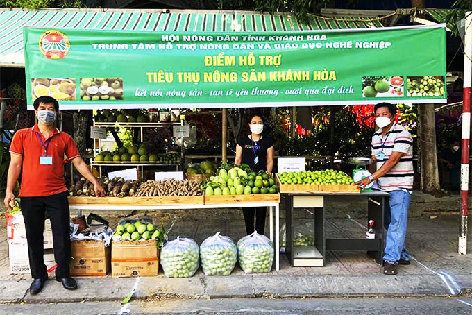 Gian hàng trưng bày nông sản tại mô hình “Đưa chợ ra phố”  trên đường Bà Triệu, phường Phương Sài.