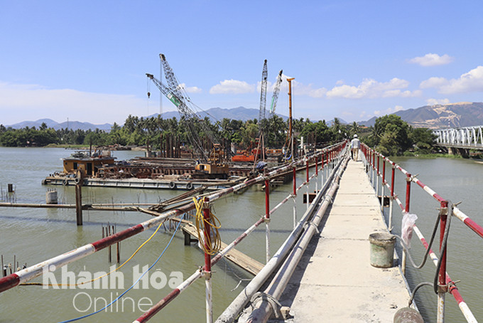 Công trình Đập ngăn mặn trên sông Cái Nha Trang nhìn từ cầu Đường sắt cũ,