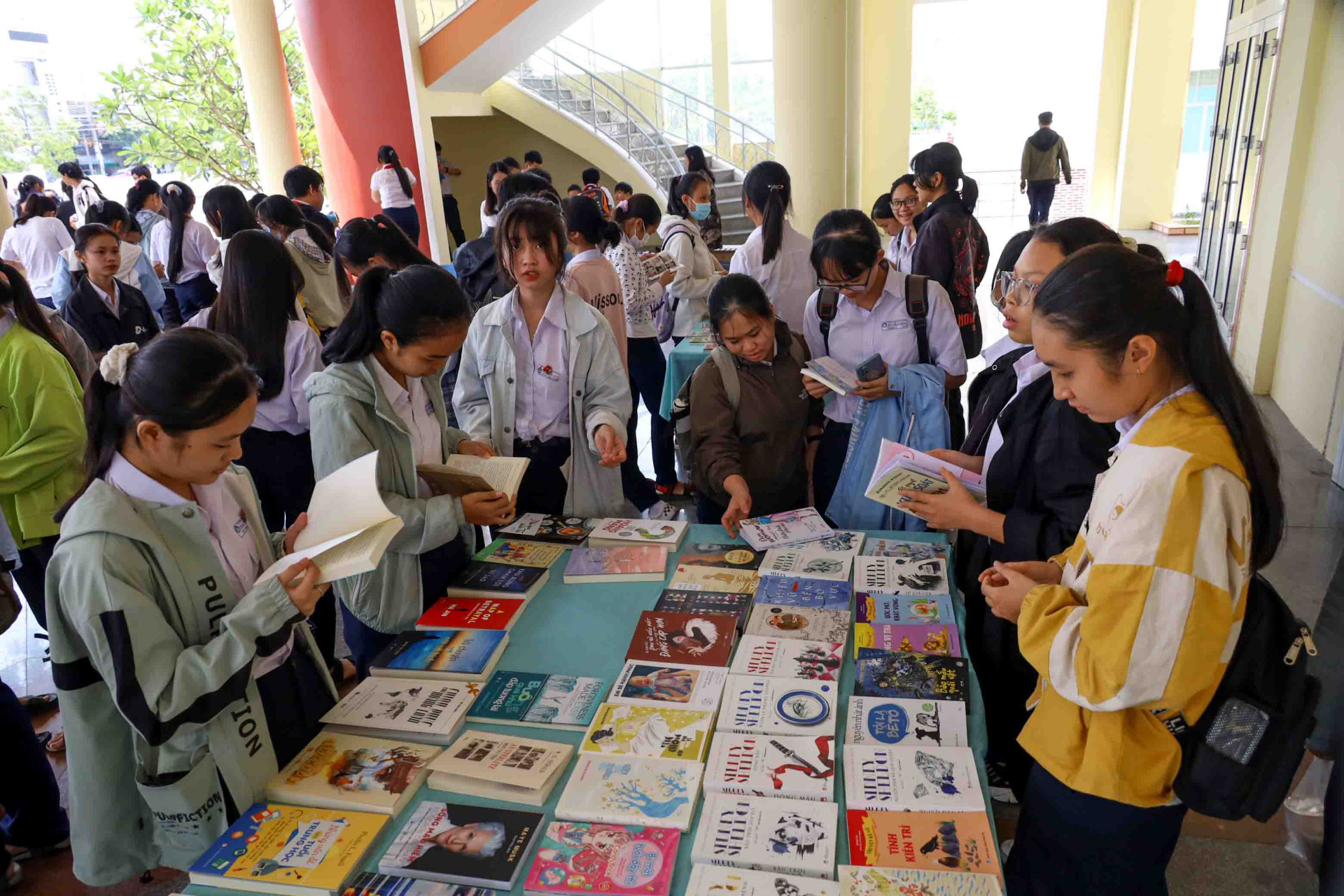 Học sinh thị xã Ninh Hòa tham gia Ngày sách Việt Nam năm 2021. Ảnh chụp tháng 4-2021. 