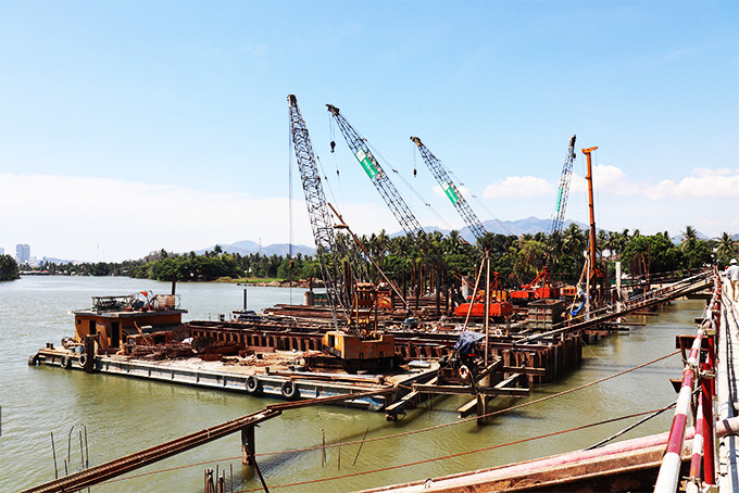 Các hạng mục đang thi công tại công trường dự án Đập ngăn mặn  trên sông Cái Nha Trang chủ yếu ở dưới lòng sông.