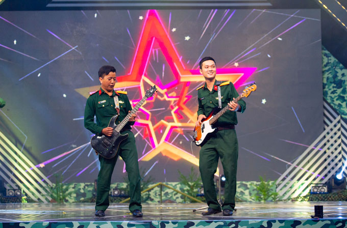 Trung úy Cao Trung Nguyên (bìa trái) biểu diễn tại Gala sinh nhật chương trình Chúng tôi là chiến sĩ lần thứ 13 - năm 2019. (Ảnh do nhân vật cung cấp)