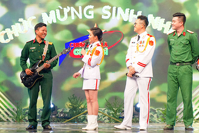 Trung úy Nguyên (bìa trái) giao lưu tại Gala sinh nhật chương trình Chúng tôi là chiến sĩ lần thứ 13 - năm 2019. (Ảnh do nhân vật cung cấp)