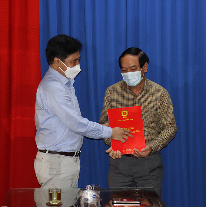 Ông Nguyễn Khắc Toàn trao Quyết định cho ông Trần Văn Thắng