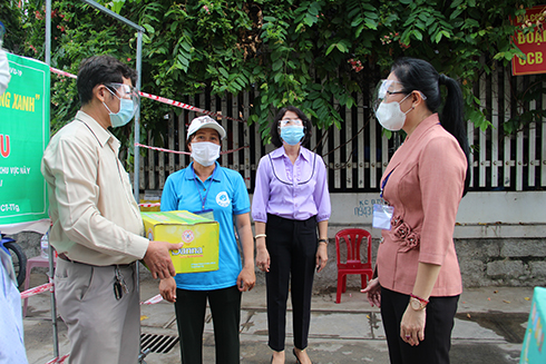 Đoàn công tác của Thường trực HĐND tỉnh thăm, tặng quà chốt bảo vệ vùng xanh thôn Võ Cang (xã Vĩnh Trung) 