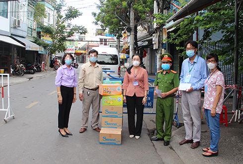 Đoàn công tác của Thường trực HĐND tỉnh thăm, tặng quà chốt kiểm tra, kiểm soát phòng chống dịch Covid-19 phường Ngọc Hiệp (trên đường Lương Định)