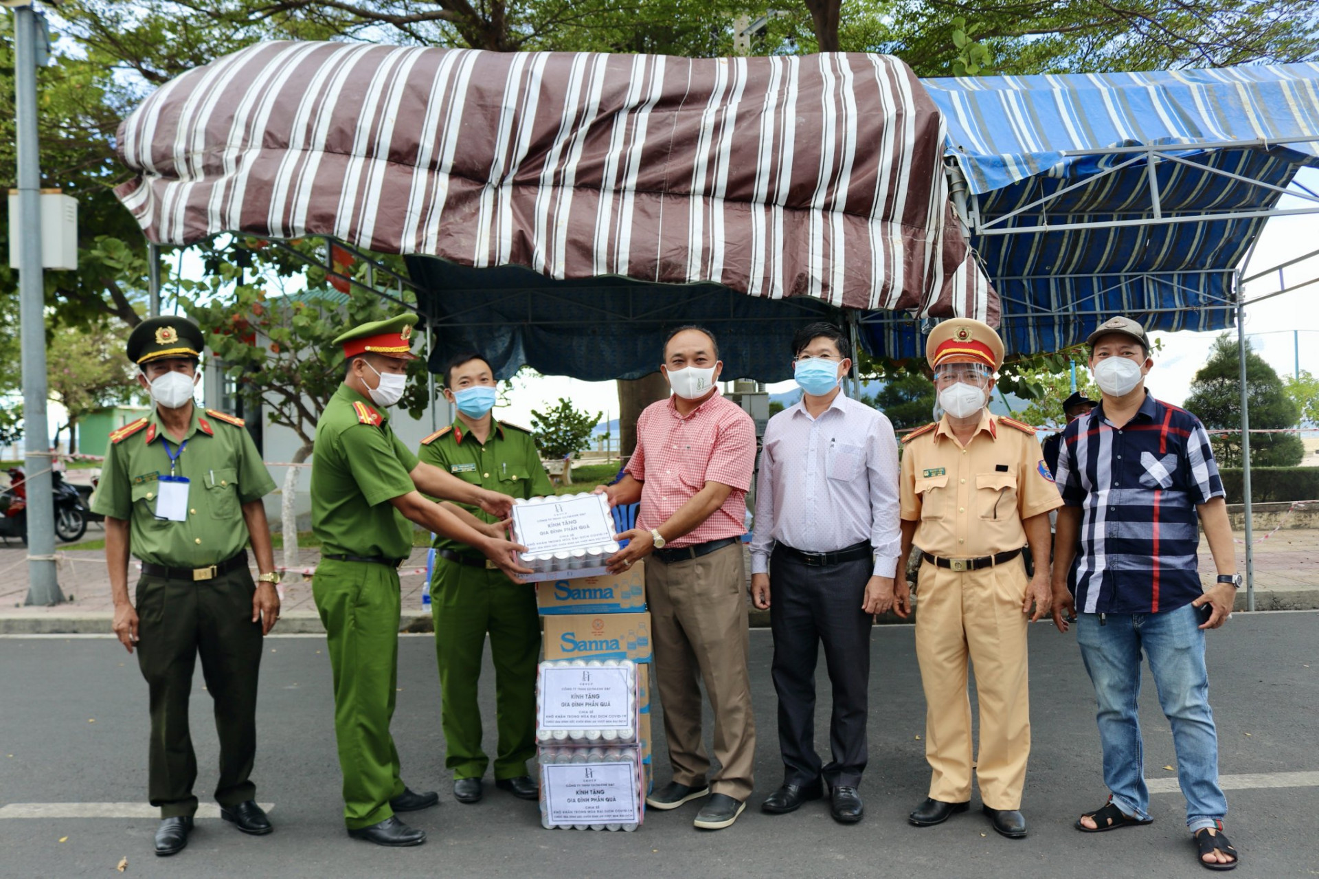 Đoàn thăm và tặng quà lực lượng làm nhiệm vụ tại chốt Xương Huân (TP. Nha Trang)