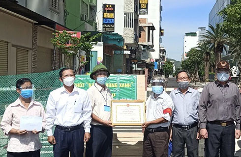 Ông Trần Ngọc Thanh (thứ 2 từ trái qua) trao bằng khen của UBND tỉnh cho Tổ dân phố 2 Đông Nam, phường Vĩnh Hải.