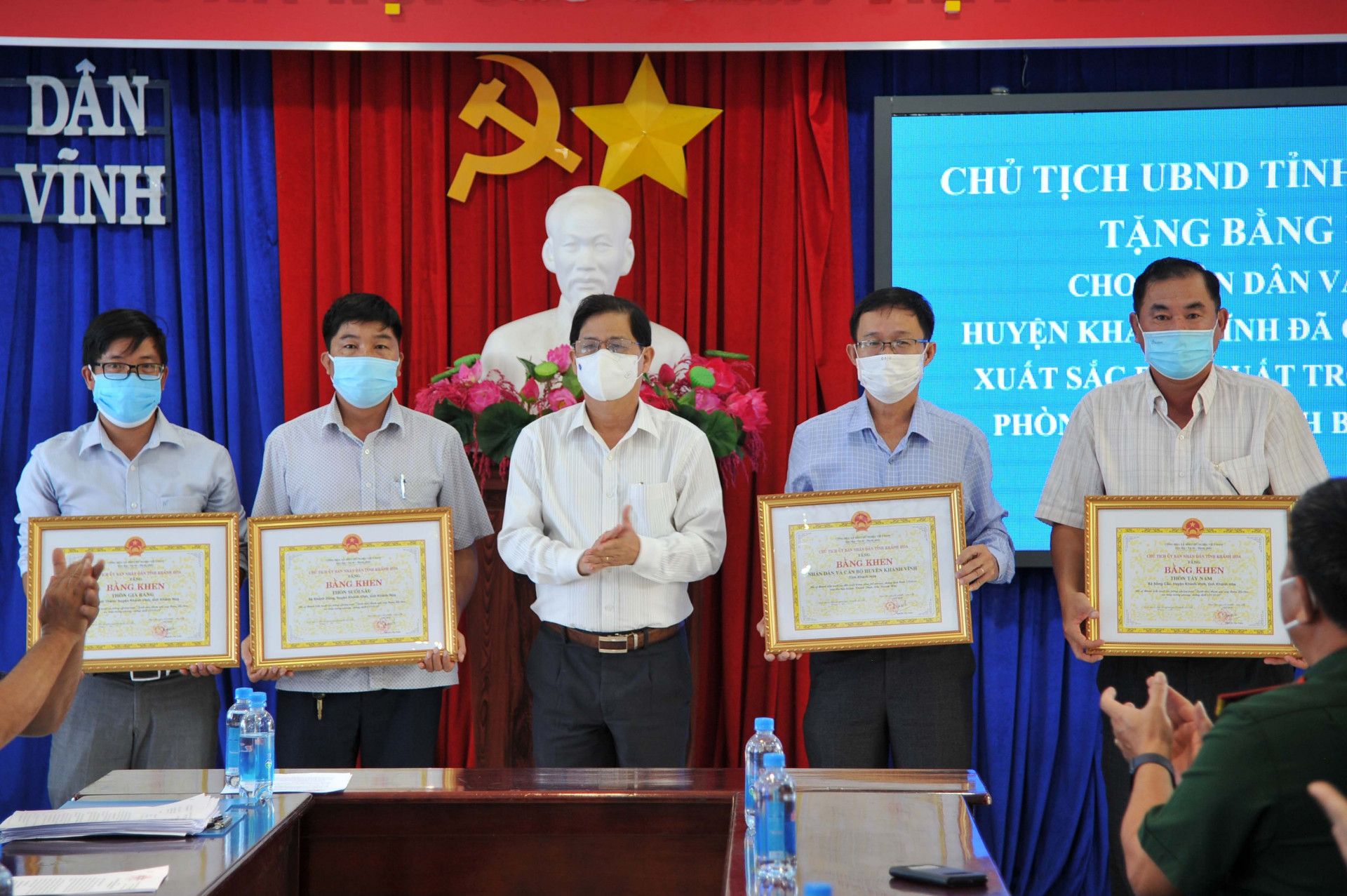 Chủ tịch UBND tỉnh Nguyễn Tấn Tuân khen thưởng huyện Khánh Vĩnh cùng các địa phương thuộc huyện.