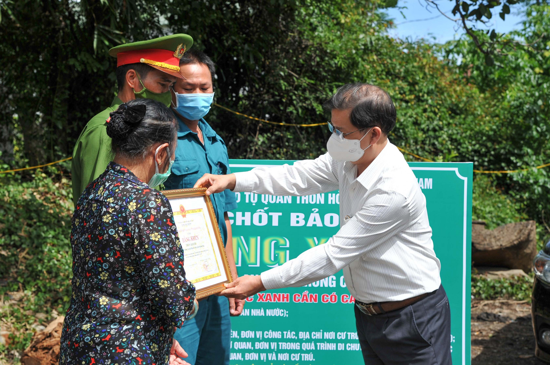 Ông Nguyễn Tấn Tuân trao bằng khen cho lực lượng bảo vệ  