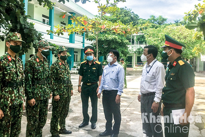 Lãnh đạo TP. Nha Trang thăm hỏi các chiến sĩ Trường Sĩ quan Thông tin.