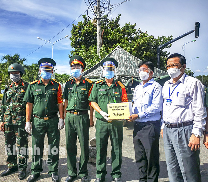 Lãnh đạo TP. Nha Trang tặng quà cho lực lượng quân đội trực tại Chốt phía Bắc cầu Trần Phú
