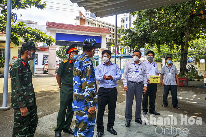 Trao đổi và động viên các chiến sĩ đóng quân tạm thời tại Trường Tiểu học Vĩnh Phước 2.