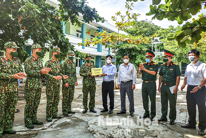 Trao tặng quà cho lực lượng quân đội đóng chân tạm thời tại Trường tiểu học Vĩnh Thọ