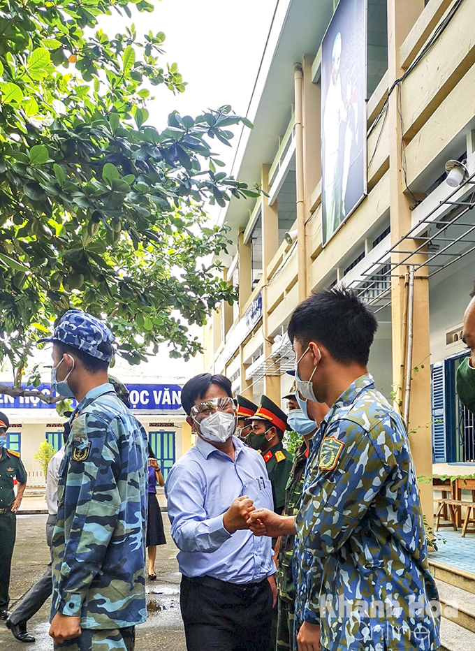 Thăm hỏi các chiến sĩ đang đóng chân tạm thời tại Trường Tiểu học Vĩnh Phước 1