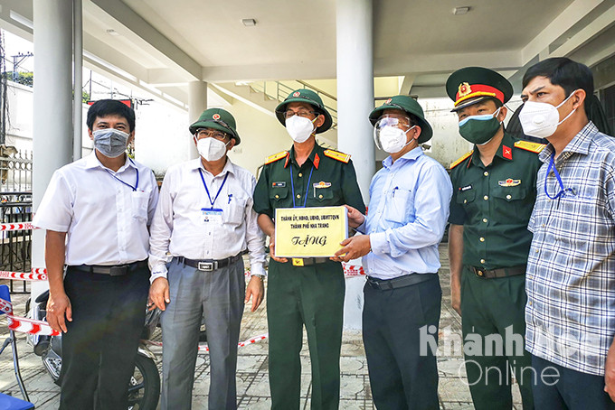 Lãnh đạo TP. Nha Trang tặng quà cho lực lượng quân y của Bệnh viện Quân y 87