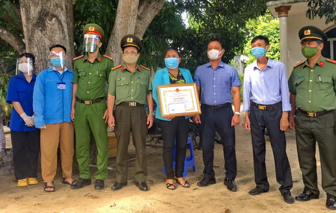 Đại tá Nguyễn Văn Ngàn (thứ 4 từ trái qua) trao bằng khen của UBND tỉnh cho thôn Trung Hiệp 1. Ảnh: Thành Đức