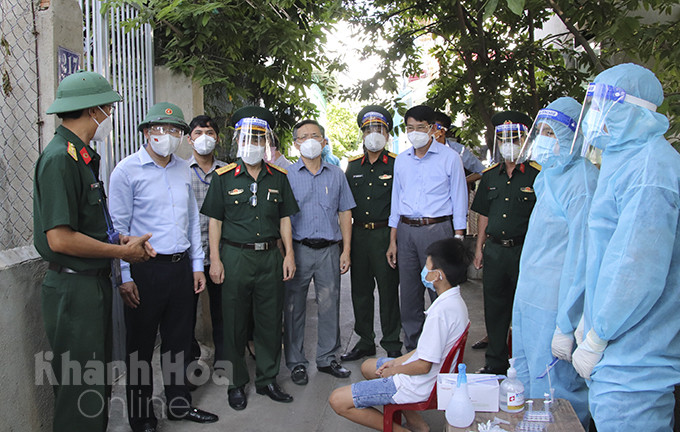 Bí thư Tỉnh ủy Nguyễn Hải Ninh đến thị sát tại điểm lấy mẫu do Bệnh viện Quân Y 87 thực hiện ở phường Vĩnh Trường