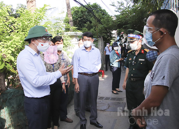 Ông Nguyễn Hải Ninh tranh thủ thăm hỏi, động viên người dân phường Vĩnh Trường vượt khó, thực hiện nghiêm các quy định phòng, chống dịch