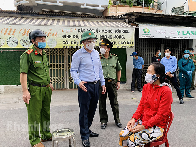 Ông Nguyễn Hải Ninh hỏi chuyện người dân phường Phước Hải về việc lấy mẫu test nhanh để tầm soát Covid-19