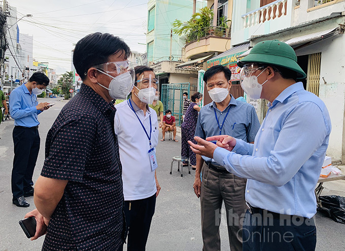 Bí thư Tỉnh ủy Nguyễn Hải Ninh trao đổi, rút kinh nghiệm với lãnh đạo TP. Nha Trang để triển khai việc lấy mẫu tầm soát Covid-19 trong cộng đồng thật chặt chẽ, không để sót đối tượng