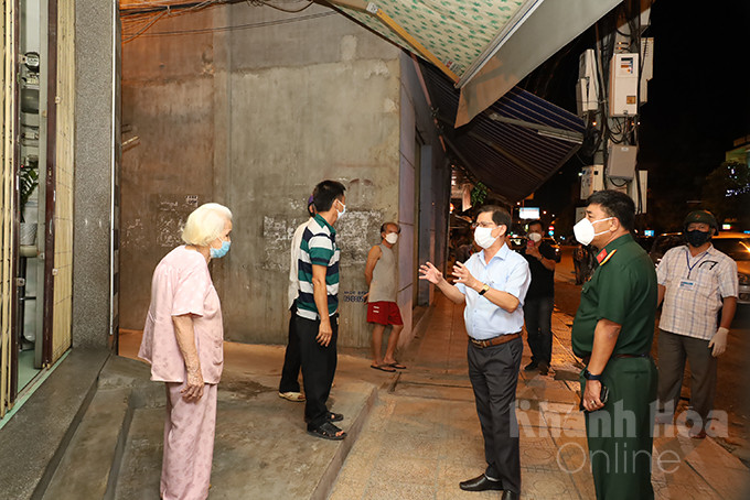 Ông Nguyễn Tấn Tuân hỏi thăm người dân ở Tổ dân phố số 2, phường Phương Sơn.