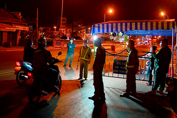 VIDEO: Xuất hiện nhiều hành vi chống đối, tấn công cán bộ phòng dịch