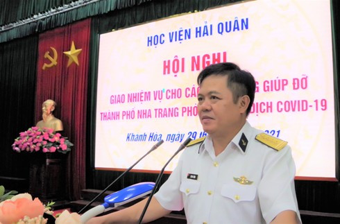 Đại tá Bùi Duy Thống - Phó Chính ủy Học viện Hải quân giao nhiệm vụ cho đoàn công tác.