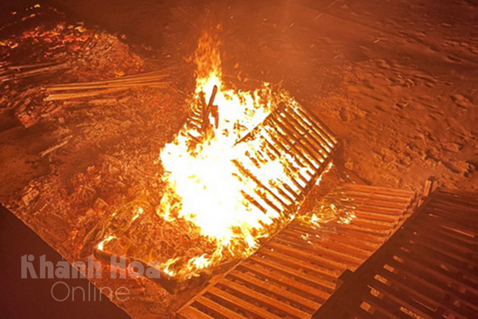 Hàng chục giường xếp ở bãi biển bị một người lang thang phóng hỏa