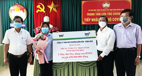 Đại diện Công ty TNHH MTV Đường Biên Hòa - Ninh Hòa trao ủng hộ công tác  phòng, chống dịch của tỉnh.