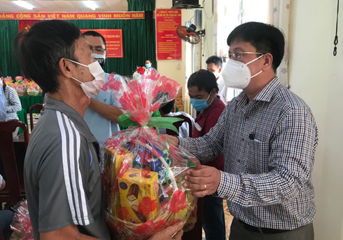 Ông Hồ Văn Mừng trao quà cho hộ ngư dân khó khăn tại UBND phường Vĩnh Nguyên.