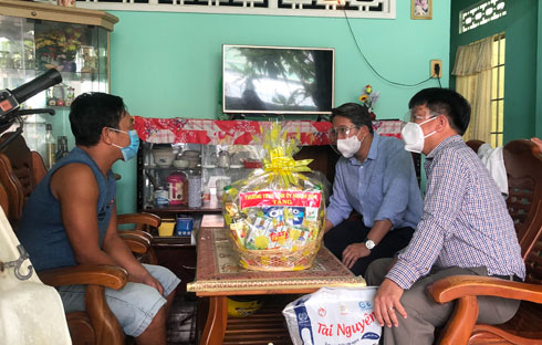 Đoàn đến tthăm, tặng quà tại nhà hộ ngư dân Trần Văn Ra.