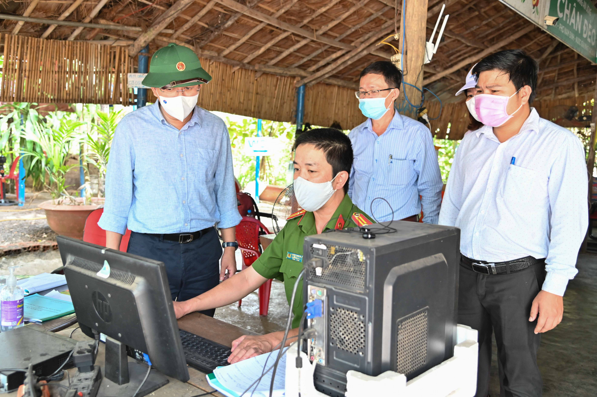 Ông Nguyễn Hải Ninh kiểm tra thực tế các quy trình thực thi nhiệm vụ tại trạm kiểm soát liên ngành phòng, chống dịch trên Quốc lộ 27C tại xã Sơn Thái