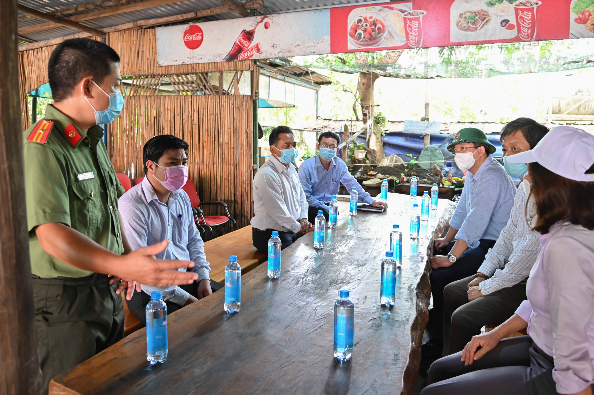 Lãnh đạo tỉnh nghe báo cáo công tác tại trạm kiểm soát liên ngành phòng, chống dịch trên Quốc lộ 27C tại xã Sơn Thái
