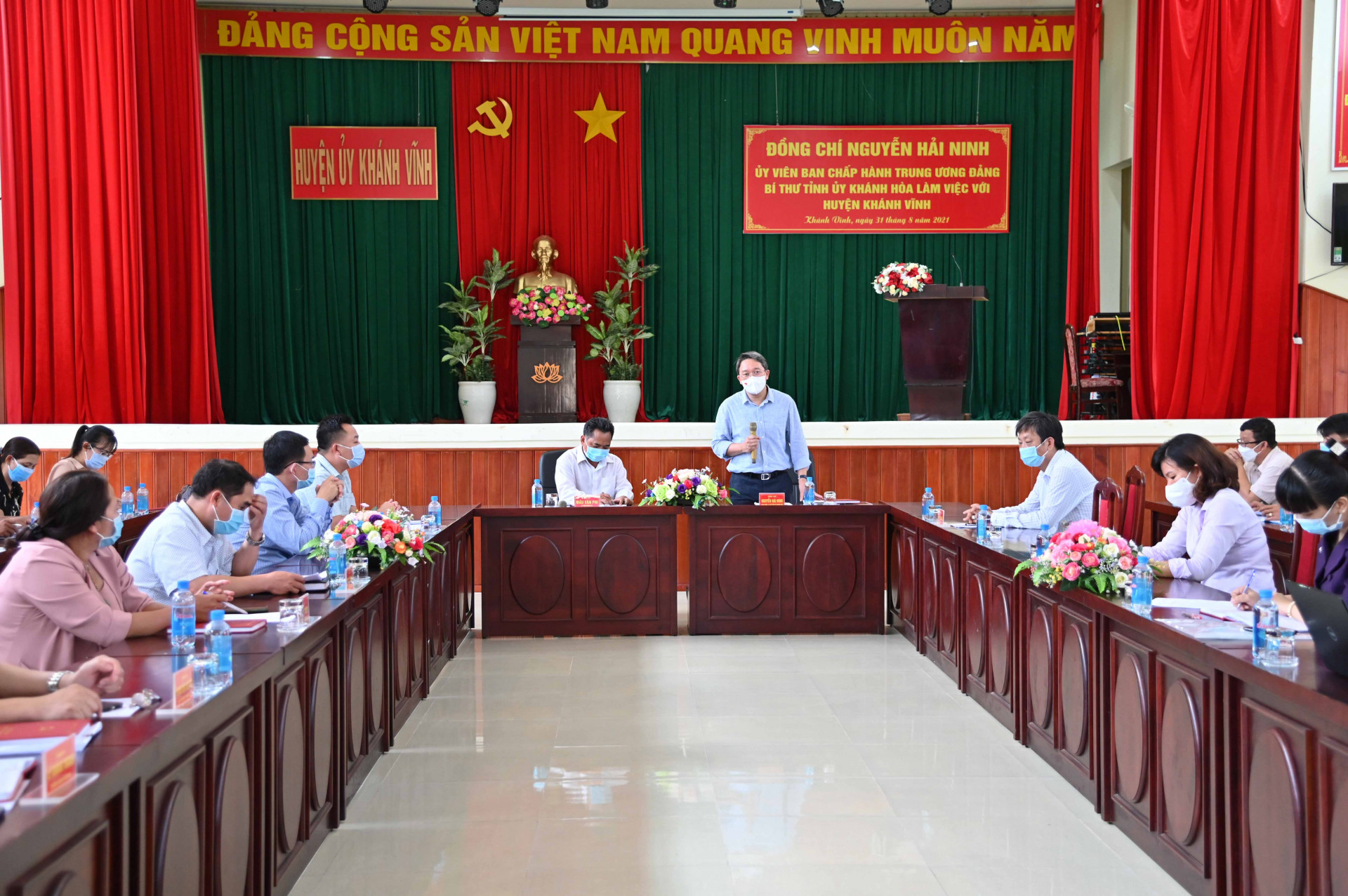Làm việc với huyện Khánh Vĩnh, ông Nguyễn Hải Ninh ghi nhận, đánh giá cao nỗ lực và kết quả của địa phương trong công tác phòng, chống dịch bệnh. Đồng thời yêu cầu huyện cần duy trì, giữ vững  "vùng xanh ", không được lơ là, chủ quan