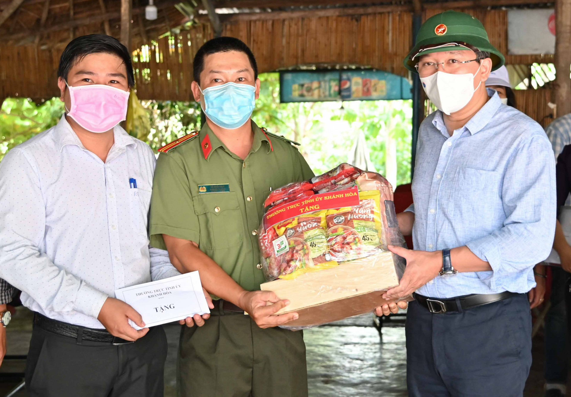 Ông Nguyễn Hải Ninh (bìa phải) tặng quà động viên các lực lượng tại đây