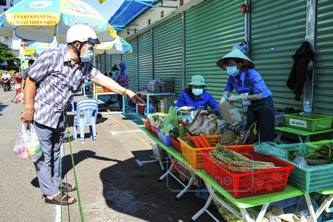 Đoàn viên của phường Lộc Thọ hỗ trợ mô hình “Đưa chợ ra phố”  để cung ứng lương thực, thực phẩm cho người dân.