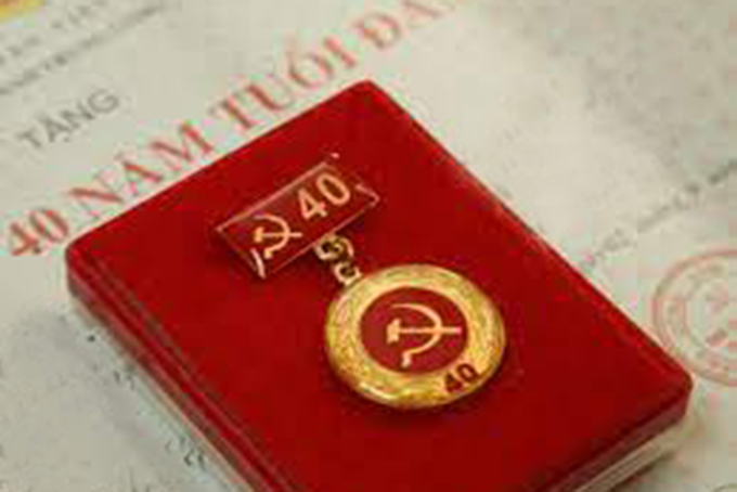 Tặng Huy hiệu Đảng đợt 2-9