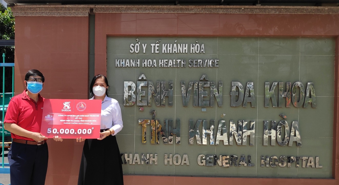 Đại diện Công ty CPTM Bia Sài Gòn - Nam Trung Bộ ủng hộ 50 triệu đồng cho Bệnh viện Đa Khoa tỉnh Khánh Hòa.