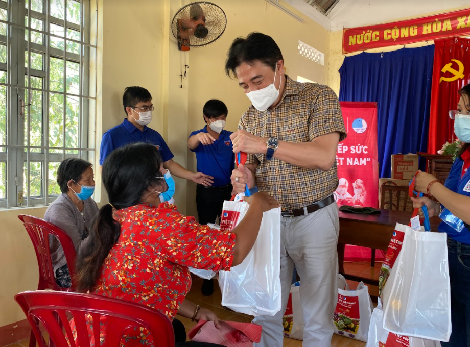 Lãnh đạo tỉnh Khánh Hòa cùng các tình nguyện viên Bia Sài Gòn - Khánh Hòa, Hội LHTNVN tỉnh trao túi an sinh cho các hộ gia đình gặp khó khăn và đồng bào dân tộc thiểu số.