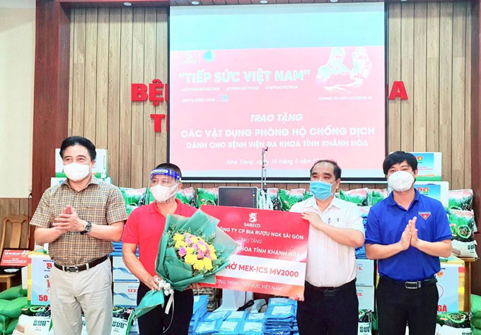 Lãnh đạo tỉnh Khánh Hòa cùng đại diện CTCP Thương mại Bia Sài Gòn - Nam Trung Bộ, Tỉnh đoàn Khánh Hòa trao tặng máy thở cho bệnh viện Đa Khoa tỉnh Khánh Hòa.