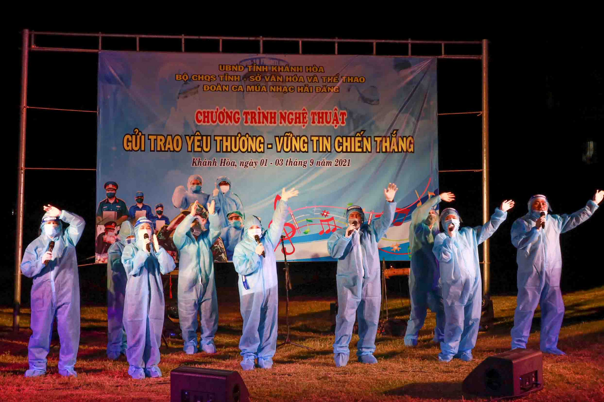 Các nghệ sĩ của Đoàn ca múa nhạc Hải Đăng biểu diễn phục vụ khán giả ở khu cách ly y tế tập trung. 