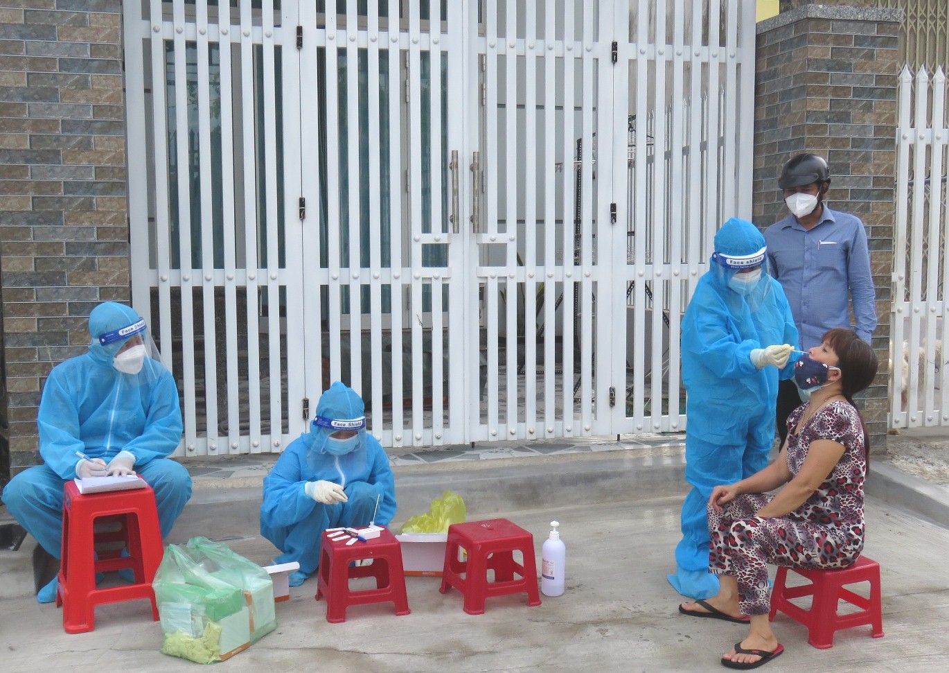 Lấy mẫu tầm soát một hộ dân tại thôn Quảng Hội 1, xã Vạn Thắng.