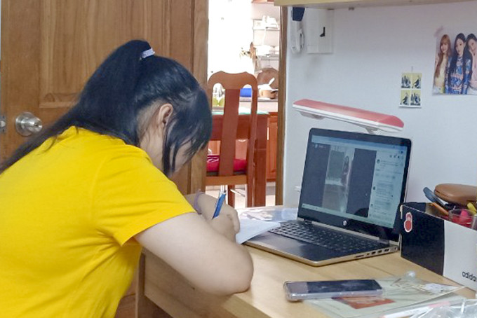 Học sinh của Trường THPT Lý Tự Trọng làm quen với bài giảng trực tuyến.