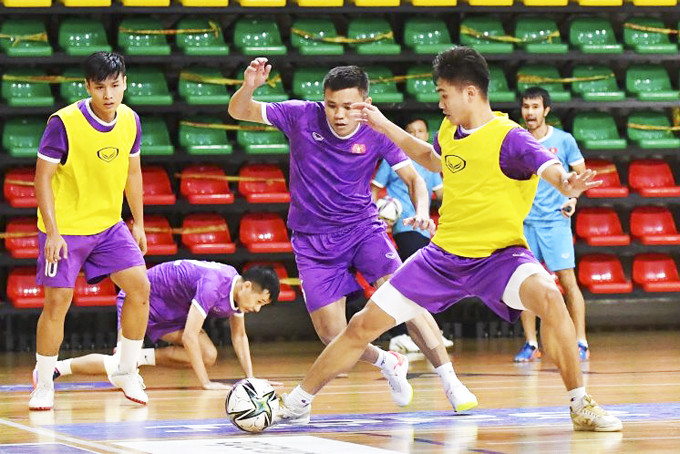 Đội tuyển futsal Việt Nam tập luyện tại Lithuania.